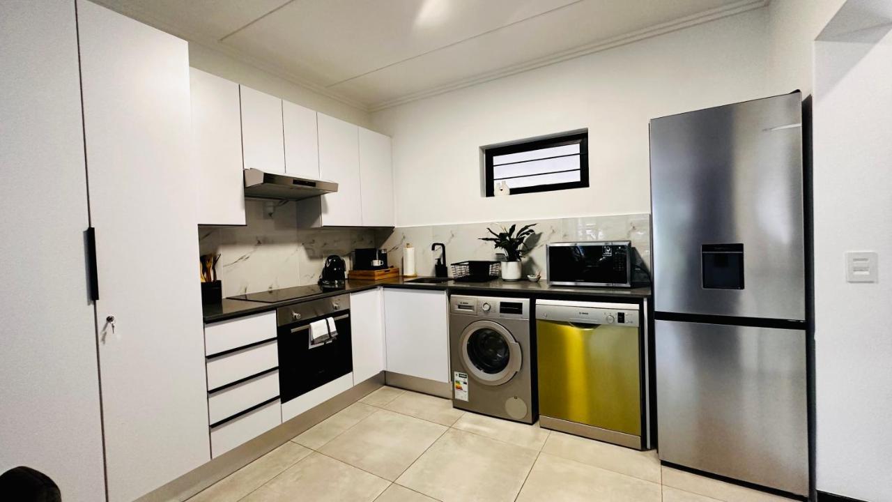 Stylish Executive Apartment With Power Backup 约翰内斯堡 外观 照片
